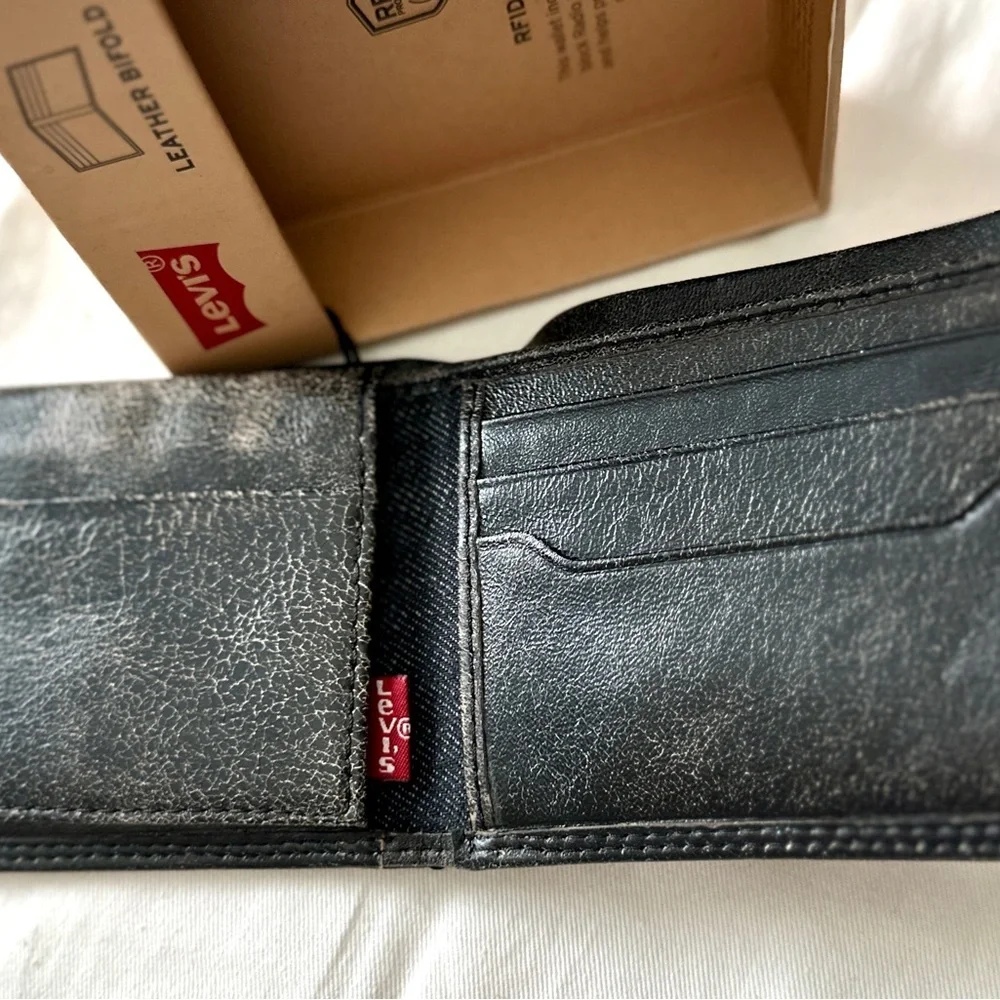 NIB Levi's Classic Black Leather Bifold Wallet with RFID protection 4.5”X 3.5”